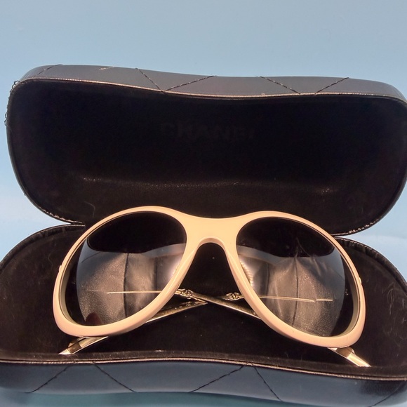 CHANEL Women's Sunglasses Oversized White Frame - Picture 2 of 13